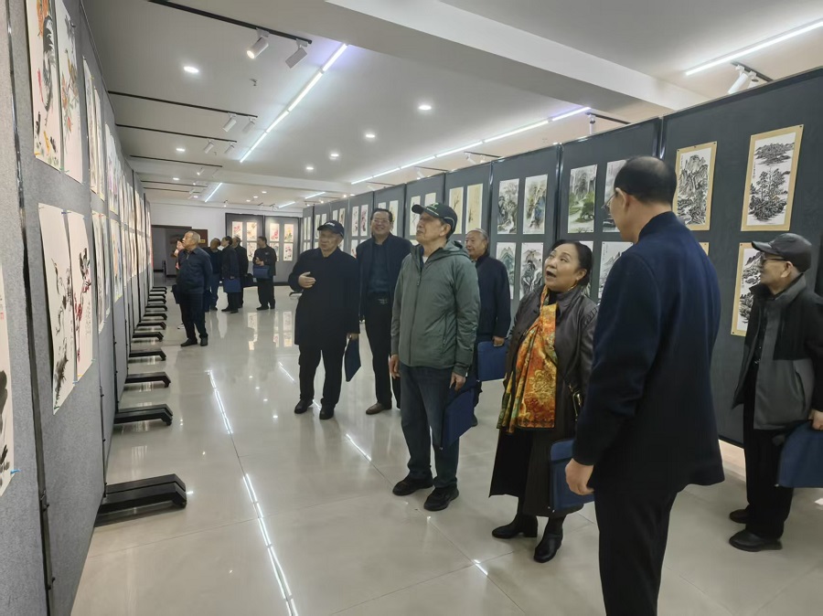 市政协离退休党支部开展 “学悟全会新精神·翰墨抒怀守初心” 主题党日活动